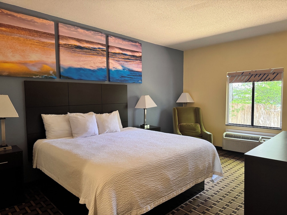 Room, 1 King Bed, Accessible, Non Smoking (Mobility) photo 3