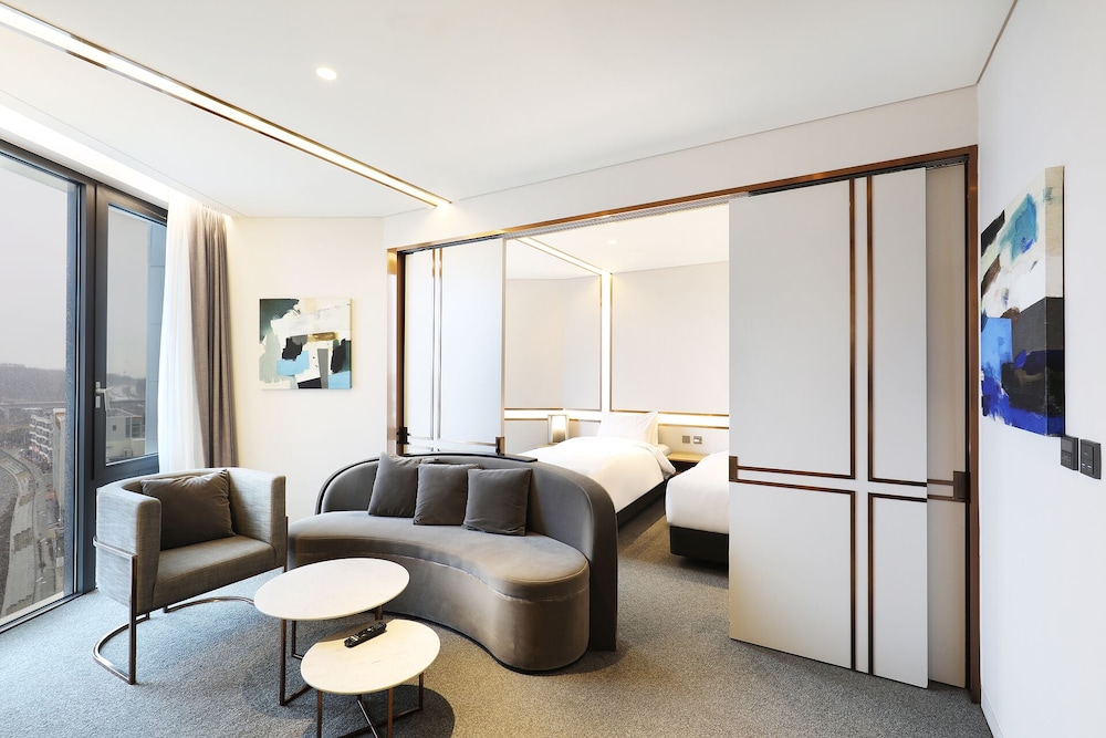 Queen Suite (Complimentary Pool Access for 4) - Photo 1