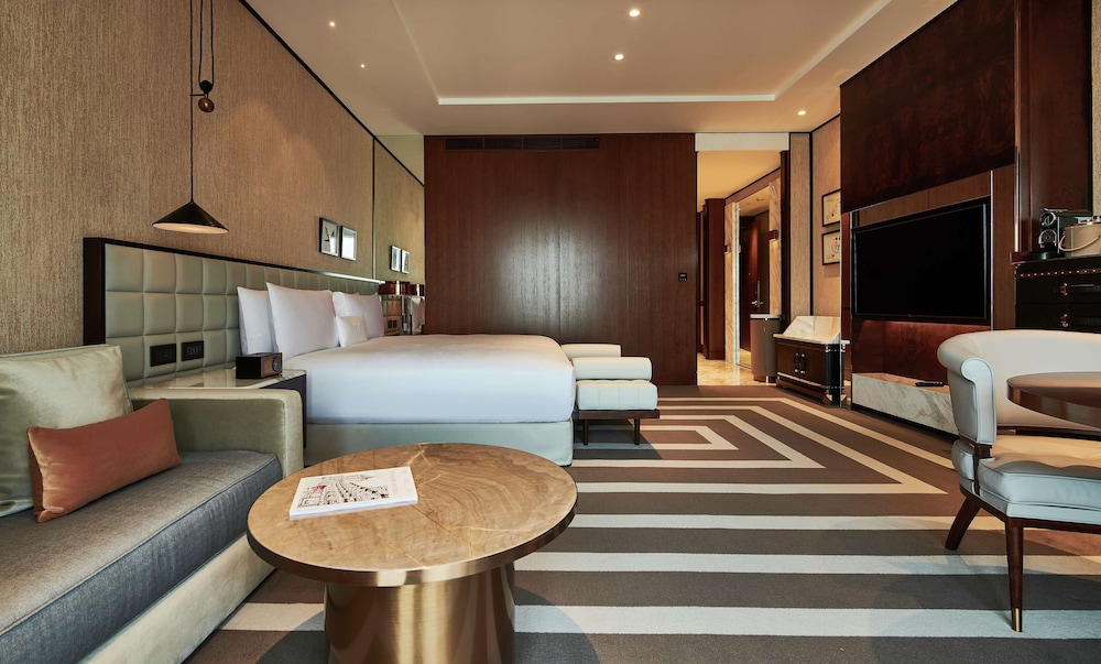 Premier Room, 1 King Bed (Skyline View)