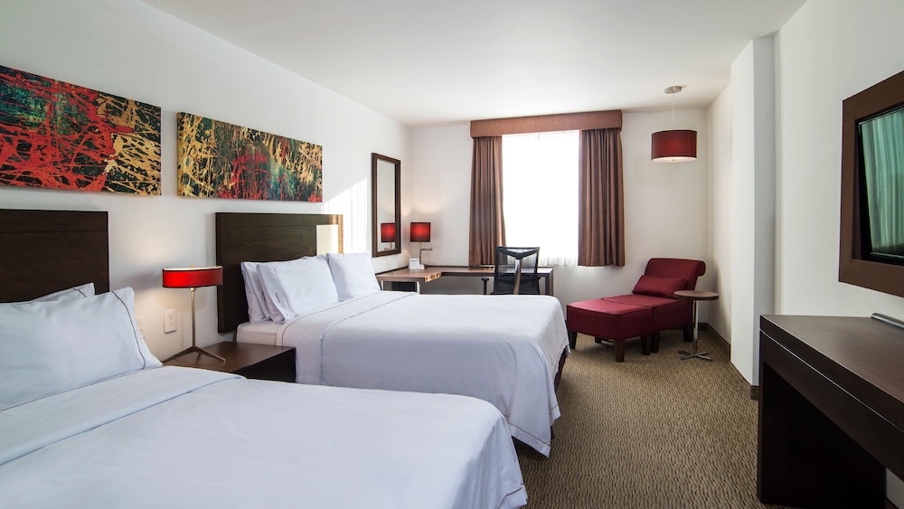 Suite, 2 Queen Beds - Photo 2