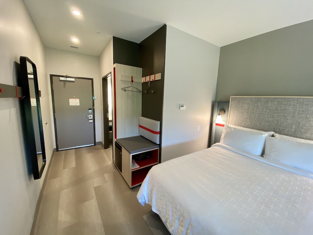 Standard Room, 1 King Bed, Accessible (Mobility, Transfer Shower) - Photo 2