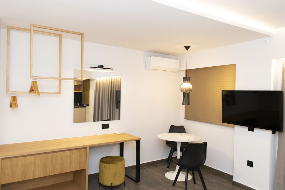 Deluxe Studio