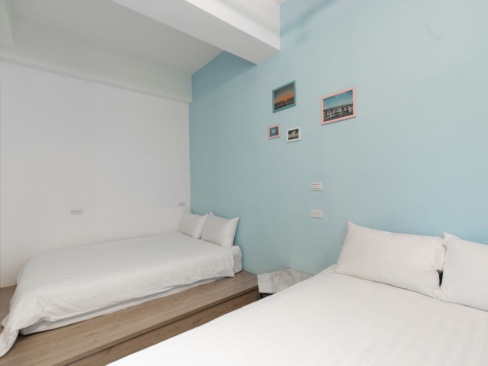 Family Room, Balcony - Photo 11