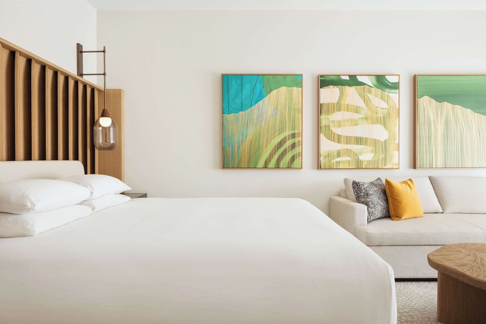 Grand Room, 1 King Bed (Palace, Garden Lanai)