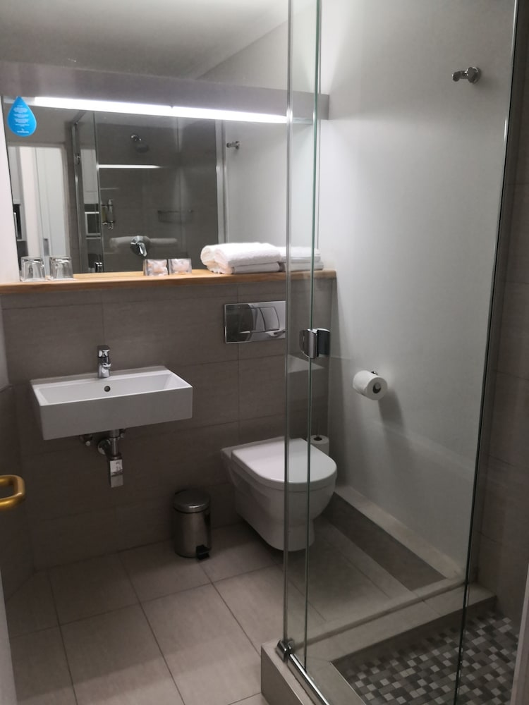 Standard Room, Non Smoking - Photo 5