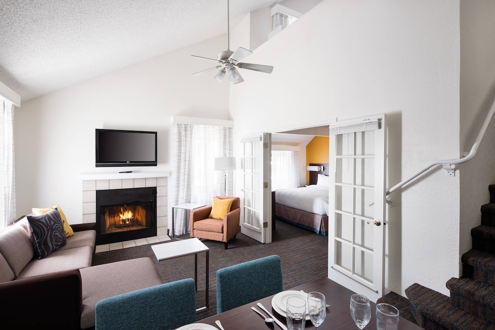 Penthouse, 2 Bedrooms, Fireplace photo 3
