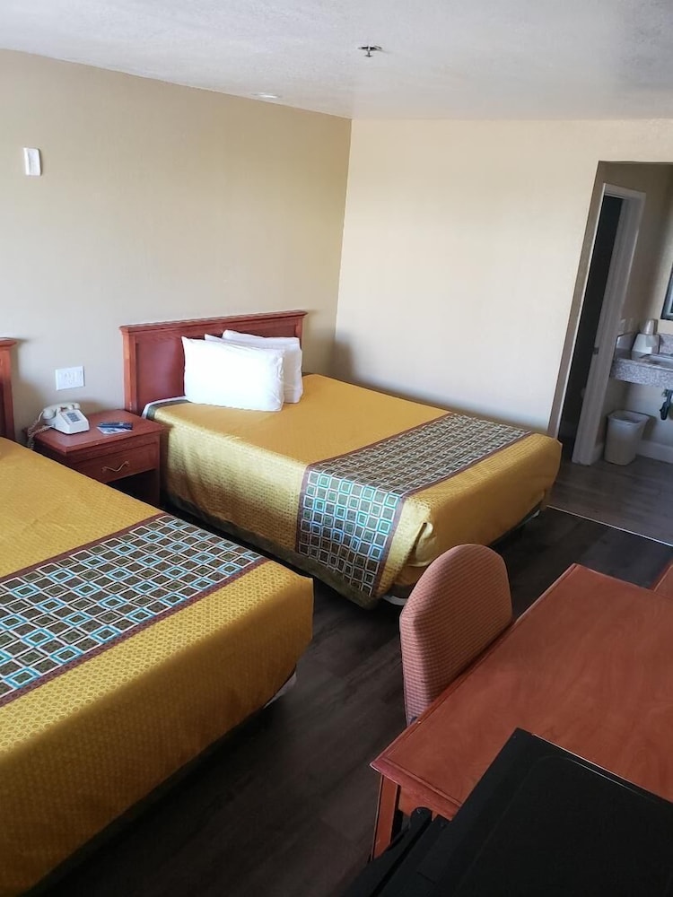Basic Room, 2 Queen Beds, Non Smoking photo 2