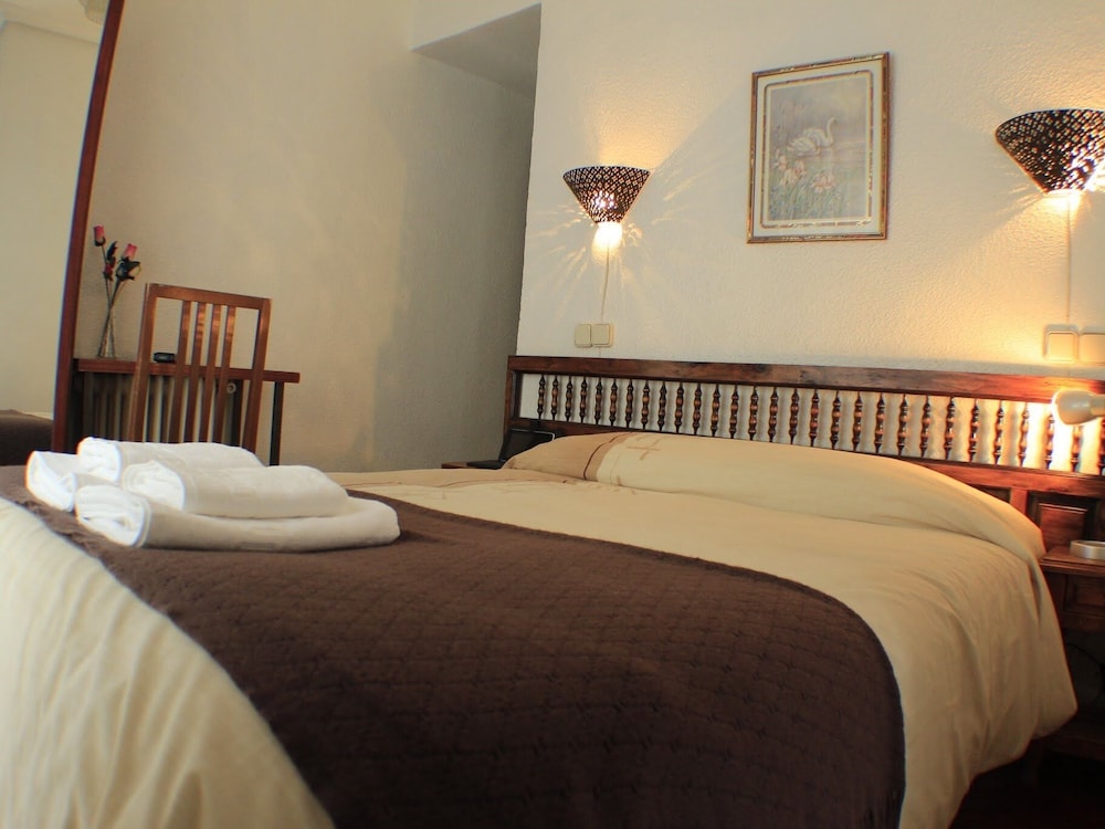 Classic Double Room, Ensuite, City View photo 2