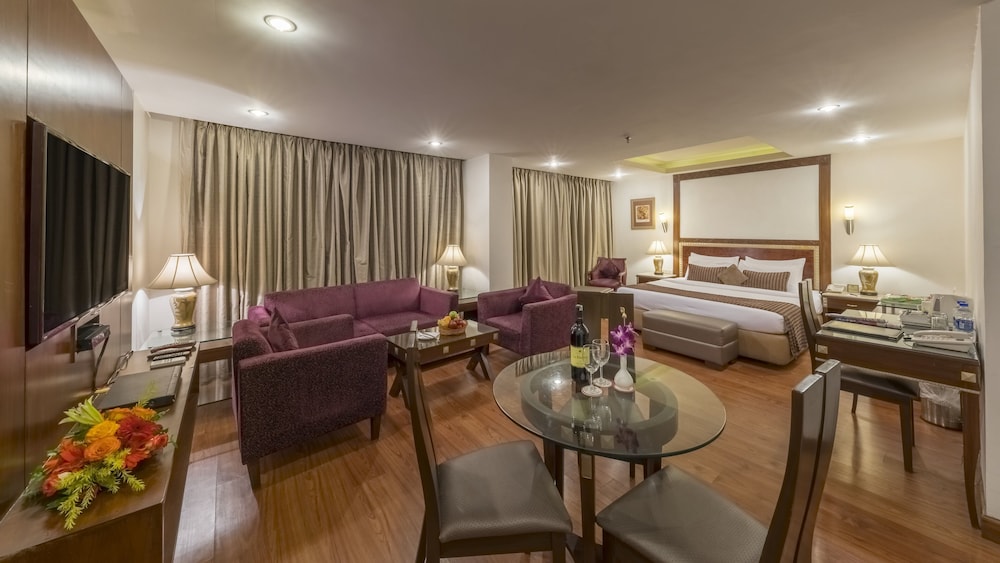 Club Suite, 1 King Bed photo 3