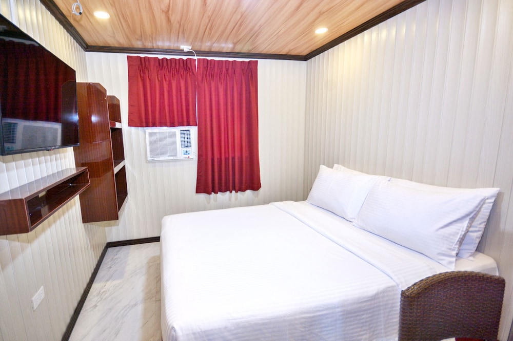 BUDGET ROOM with Shared Bathroom (Non-Beachfront) photo 1