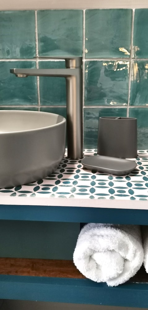Basic Double Room, Ensuite (Compact) photo 3