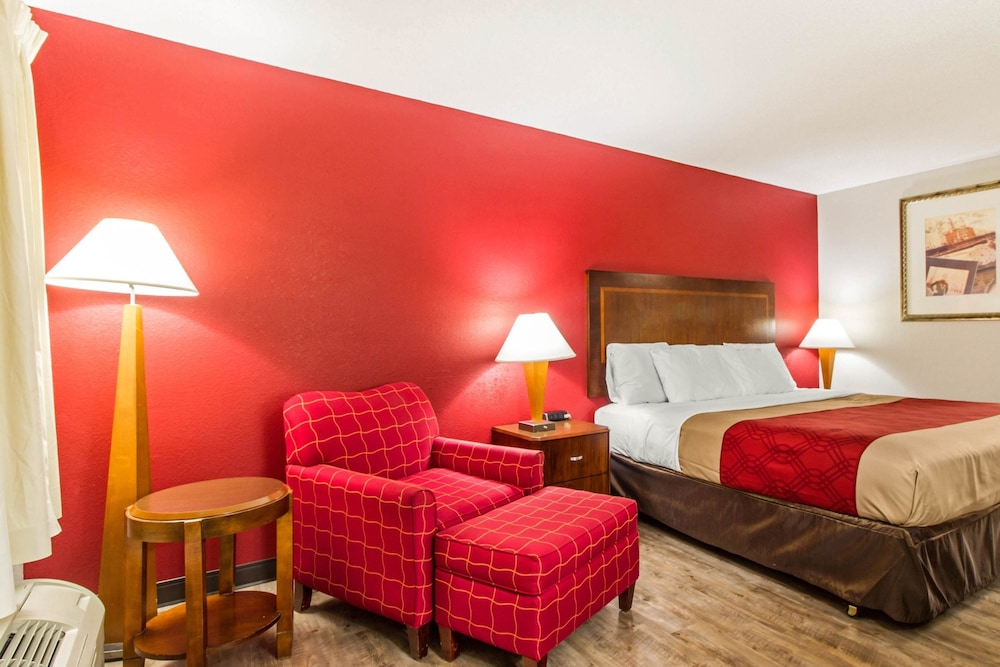 Standard Room, 1 King Bed, Non Smoking - Photo 7