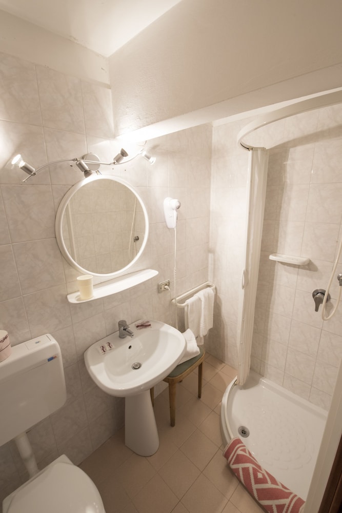 Classic Triple Room, Private Bathroom photo 3