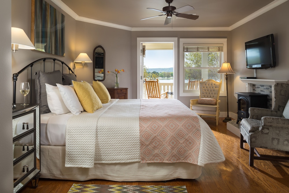 Room, Jetted Tub, Lake View (Pocahontas)