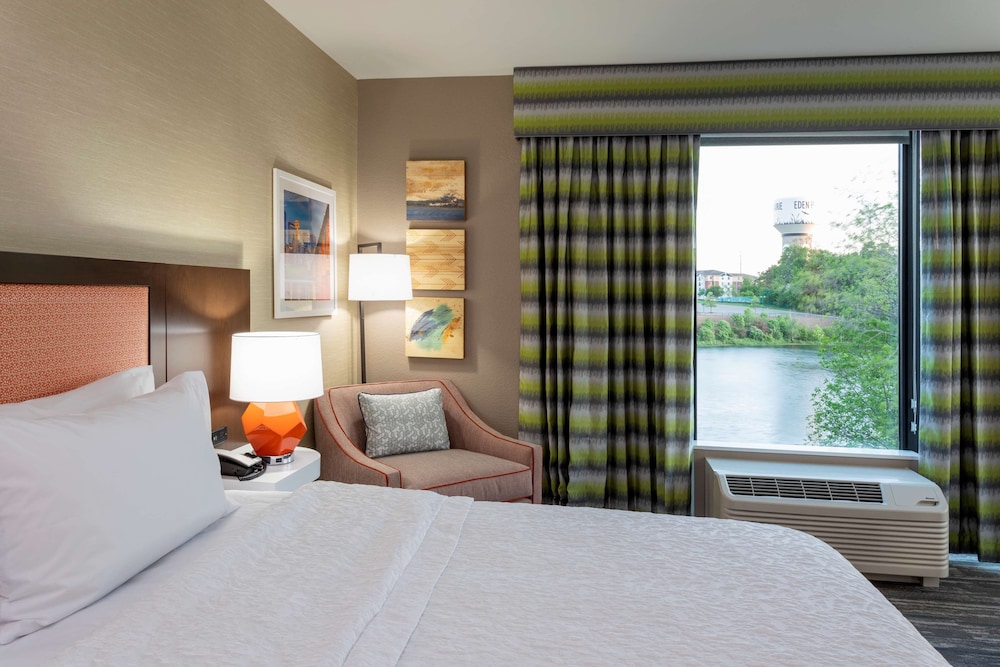 Room, 1 King Bed, Accessible, Bathtub (Water View) - Photo 2