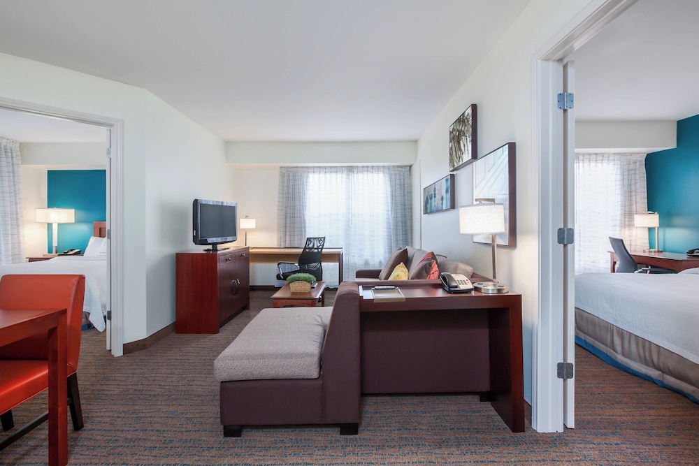 Suite, 2 Bedrooms, Balcony - Photo 1