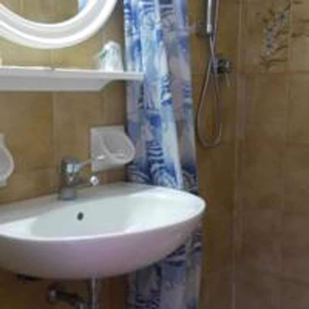 Standard Double or Twin Room, Balcony, Lake View photo 3