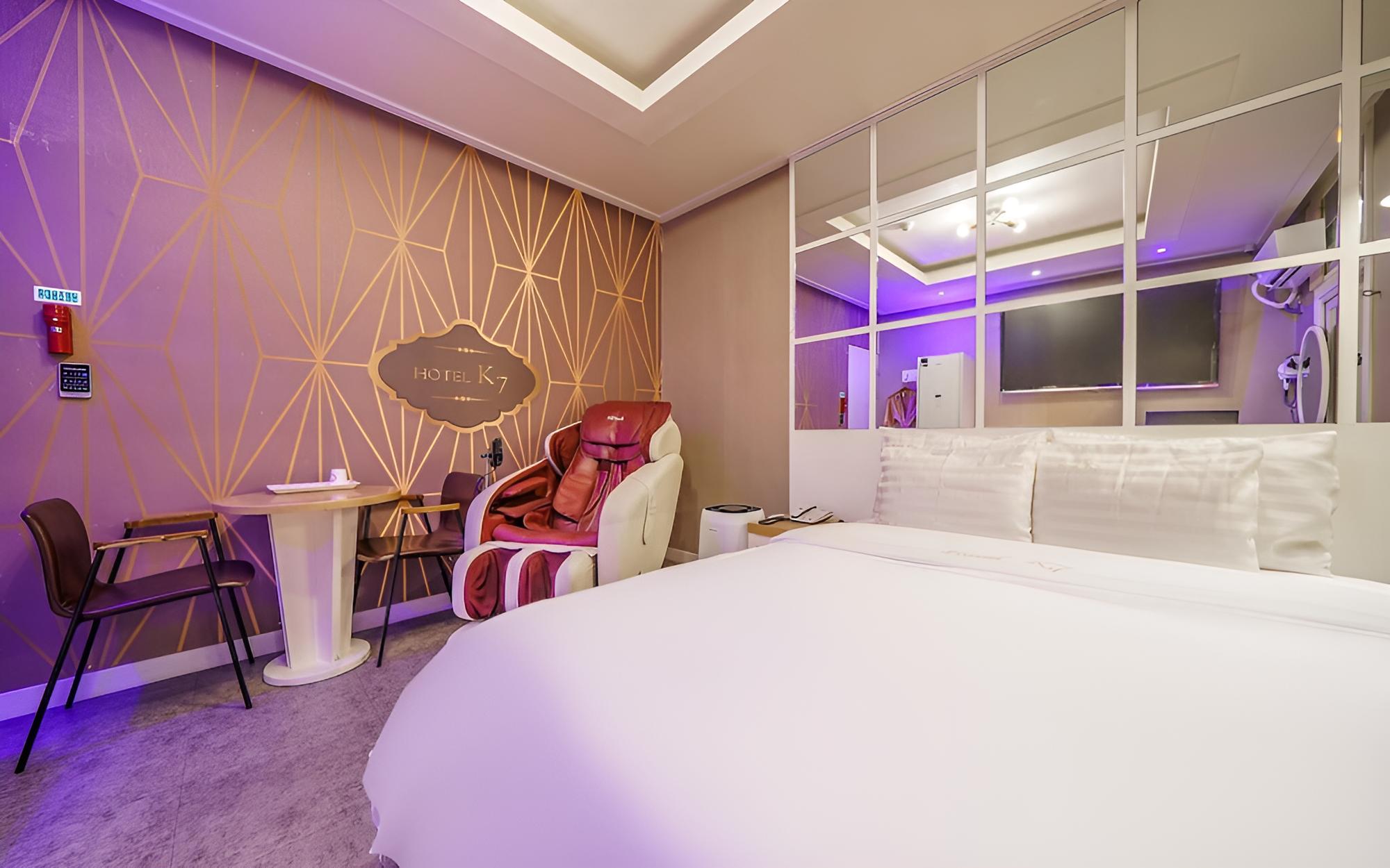 Room (Premium massage chair - Available for)