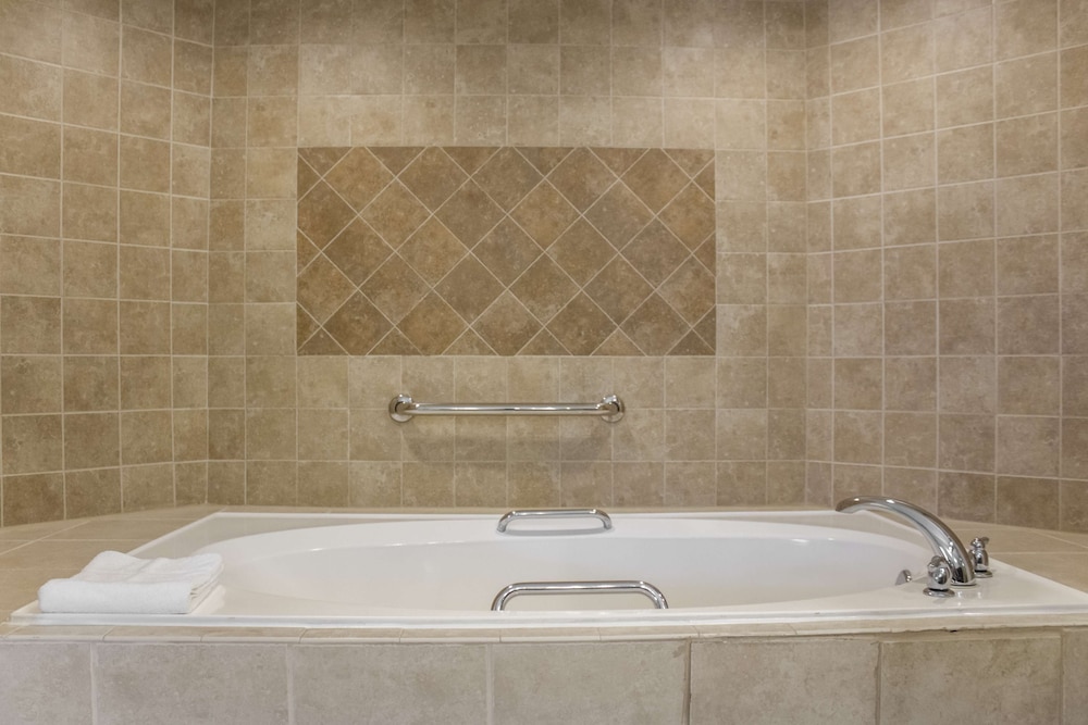 2 Bedroom 1 KG and 2 TWN Suite Hr Accessible - Photo 14