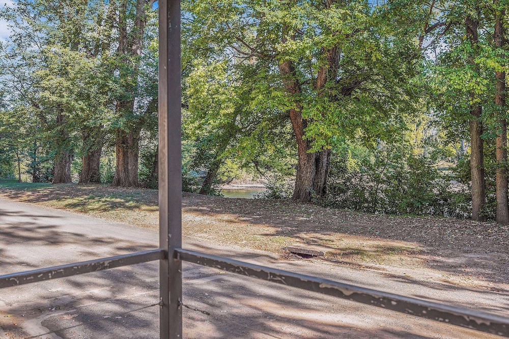 Room code: Standard Cabin - Sleeps 5 - Riverbreeze photo 2