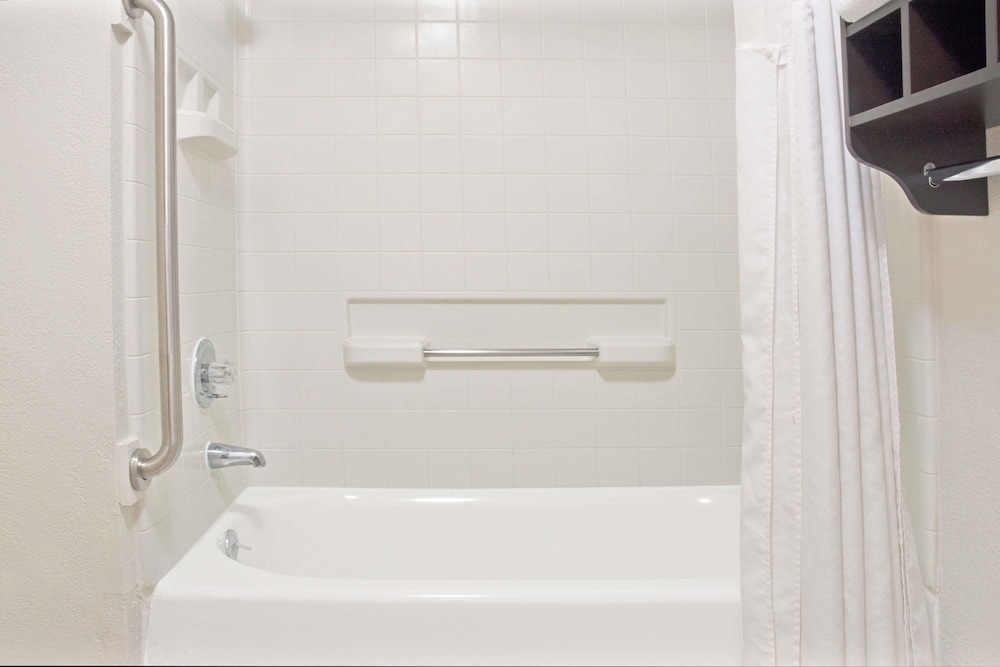 Room, 1 King Bed, Accessible (Mobility/Hearing, Bathtub w/Grab Bars) - Photo 5