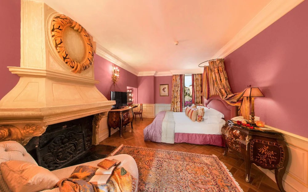 Suite - Photo 1