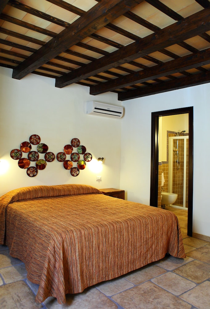 Standard Room, Ensuite photo 1