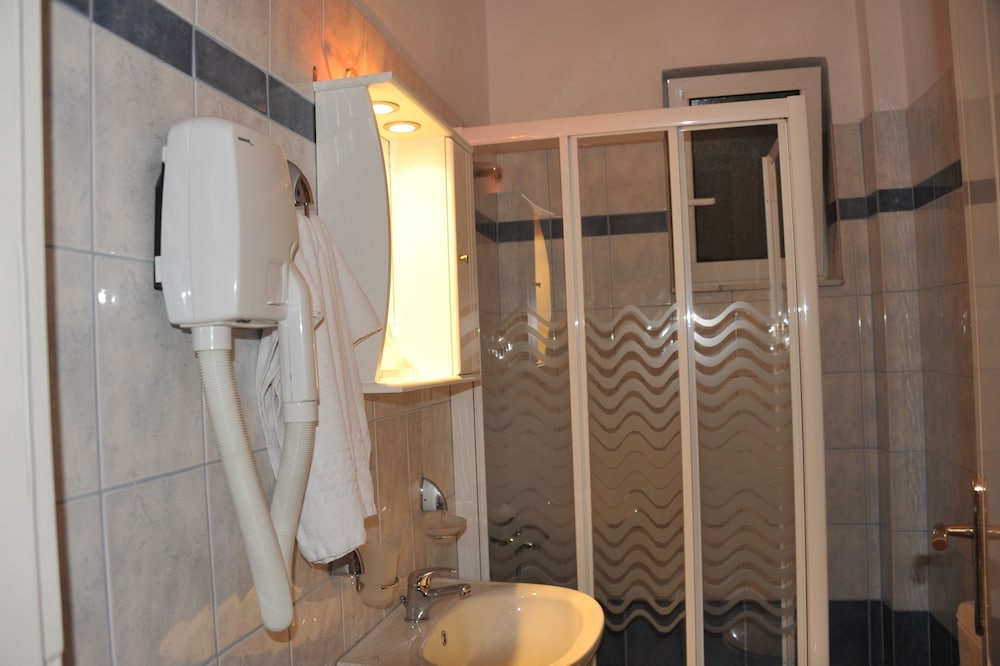 Standard Room, 2 Twin Beds photo 2
