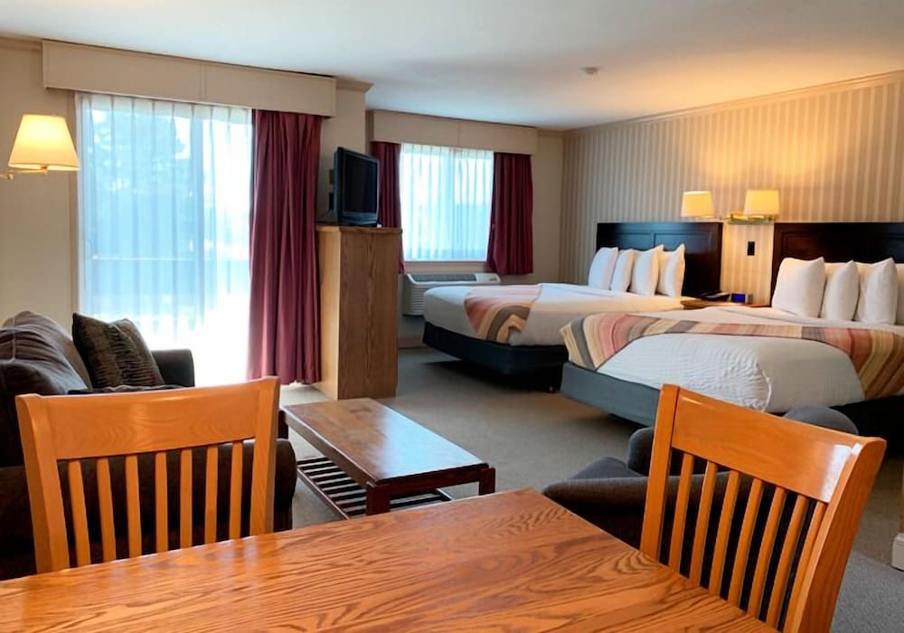 Suite, Multiple Beds, Kitchenette