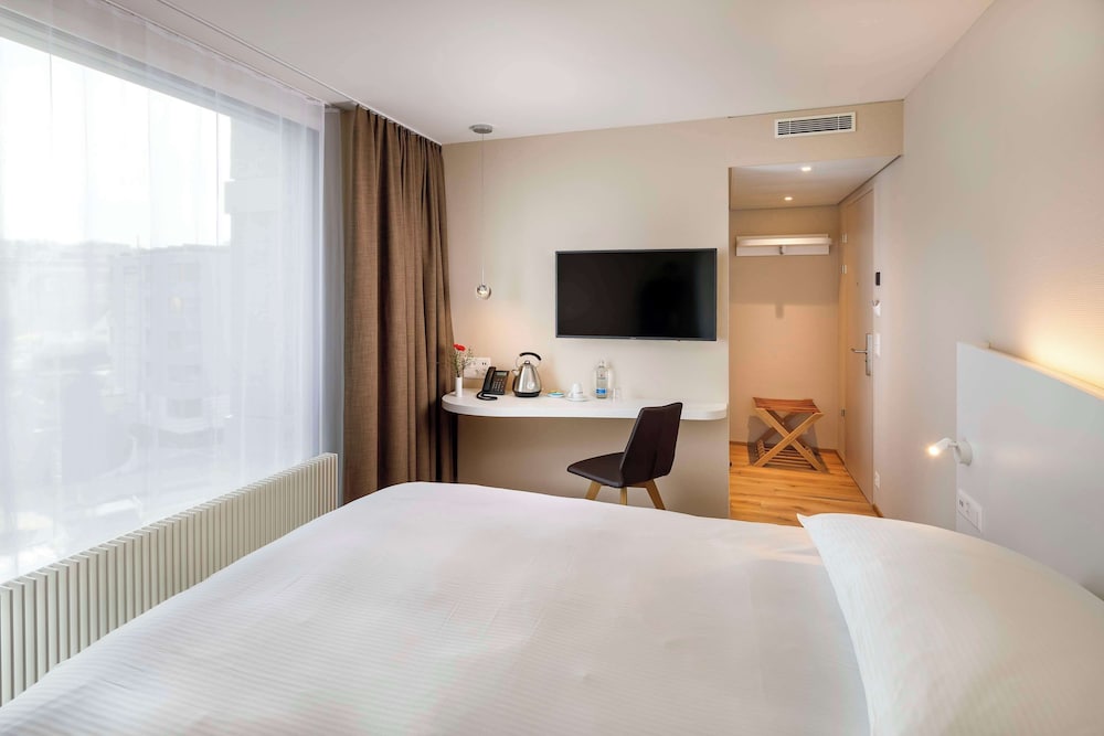 Room (Jump-Seat)