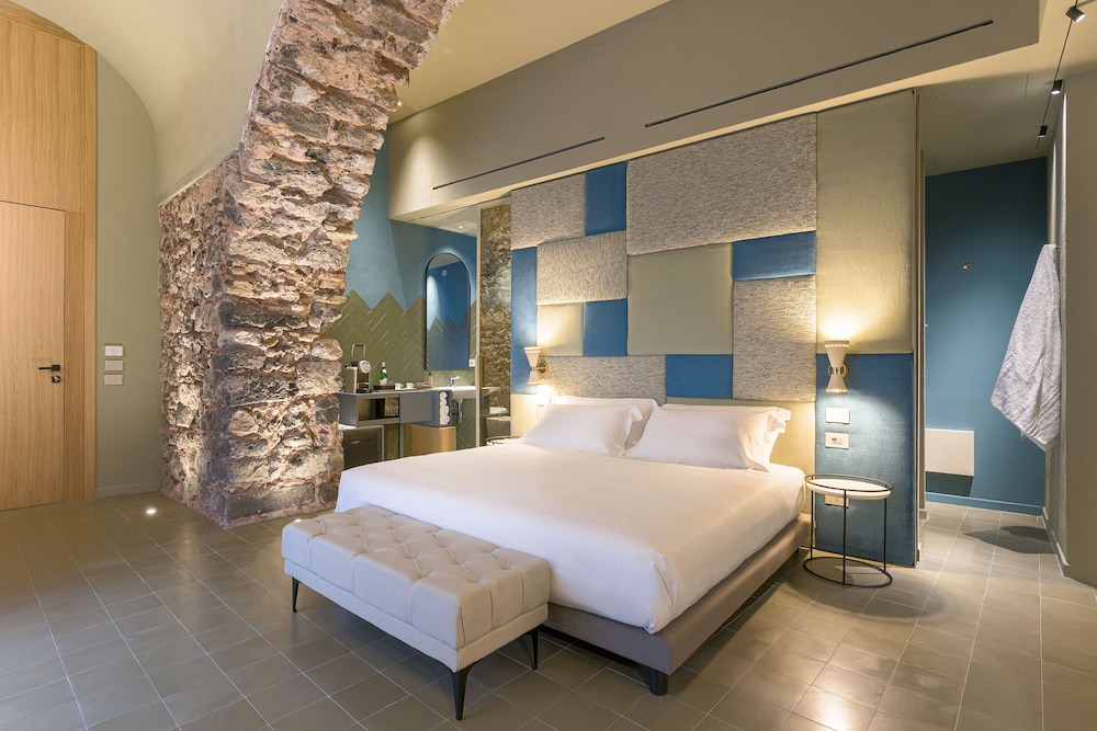 Deluxe Studio Suite, 1 King Bed photo 2