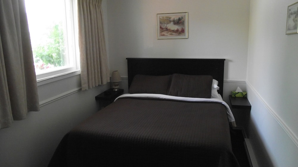 Standard Room, 1 Queen Bed, River View photo 1