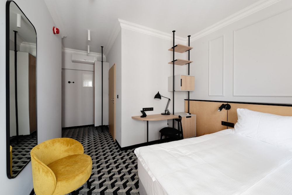 Standard Room, 1 Queen Bed photo 2