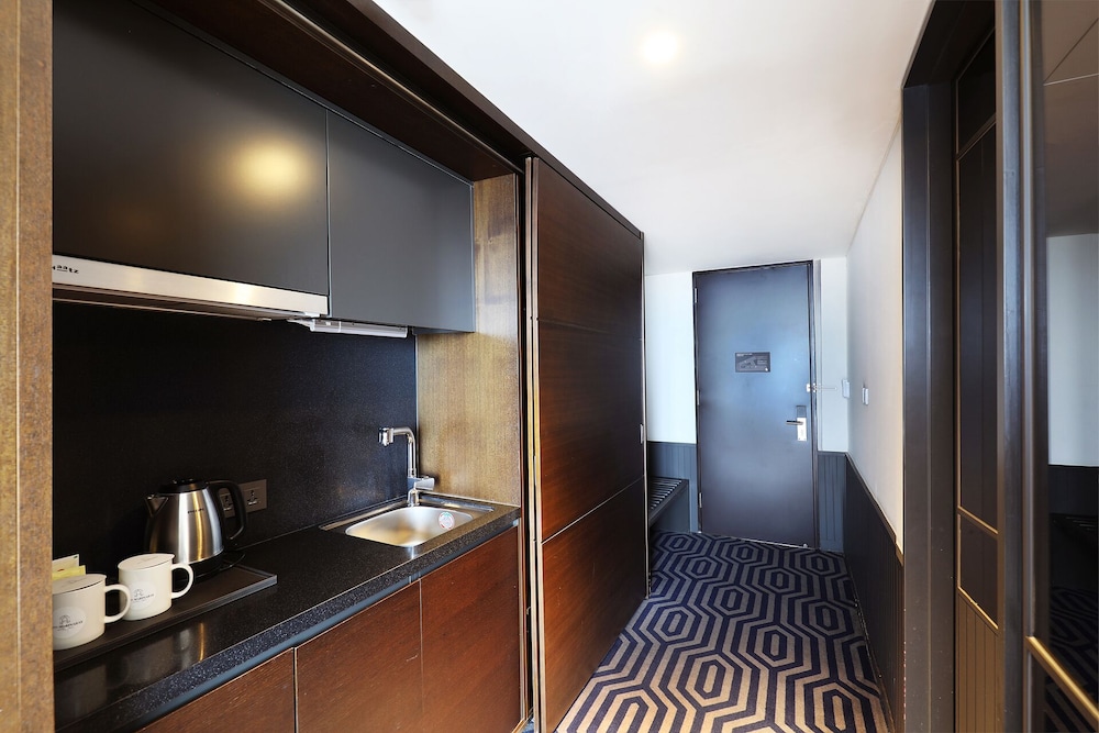 Premier Suite Room (Complimentary Pool Access for 2) - Photo 7