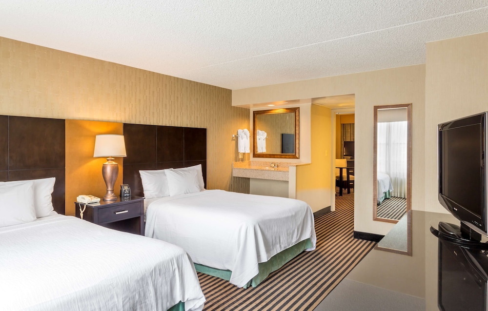 Suite, 2 Double Beds - Photo 11