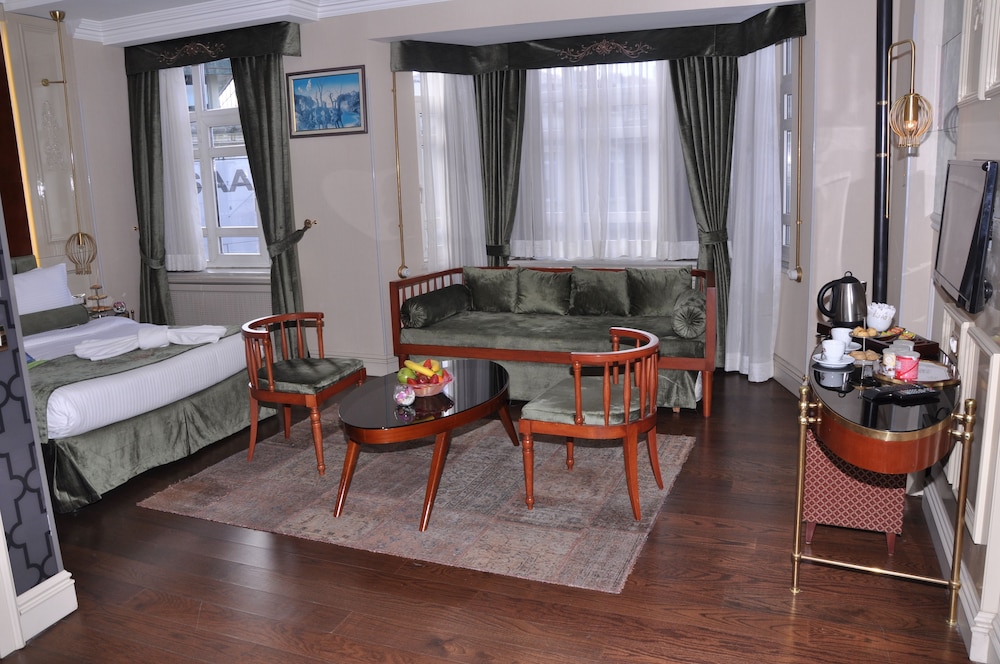 Deluxe Triple Room, 1 King Bed with Sofa bed, City View photo 3