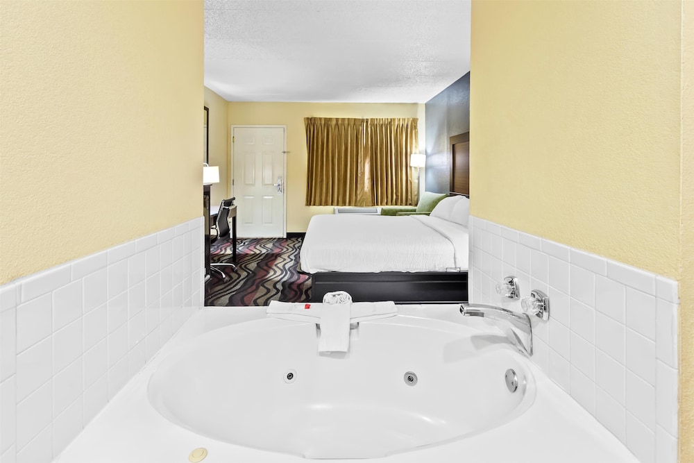 Room, 1 King Bed, Non Smoking, Jetted Tub, photo 6