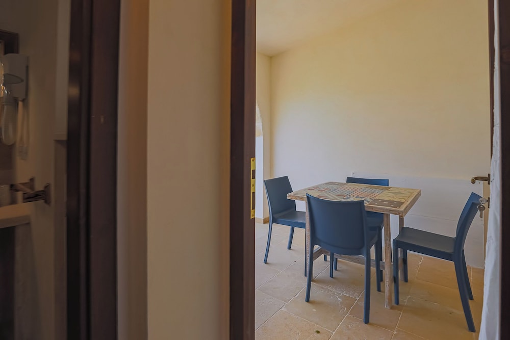 Family Room (3/4) photo 2