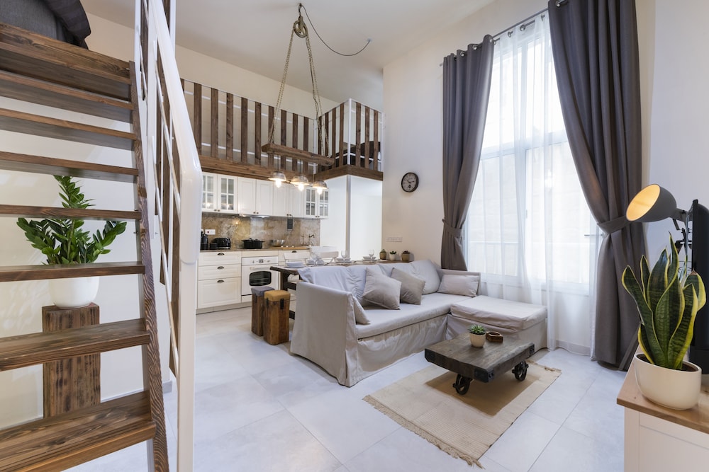 Traditional Studio Suite, Multiple Beds, Kitchen, Mezzanine photo 1
