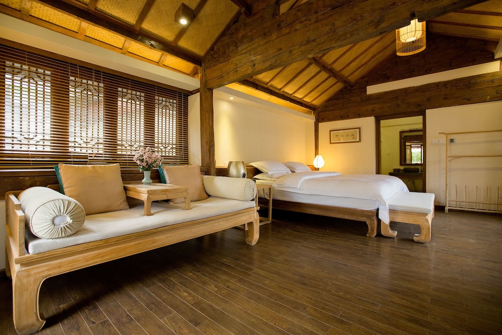 Deluxe Room with Bathtub and Balcony photo 1