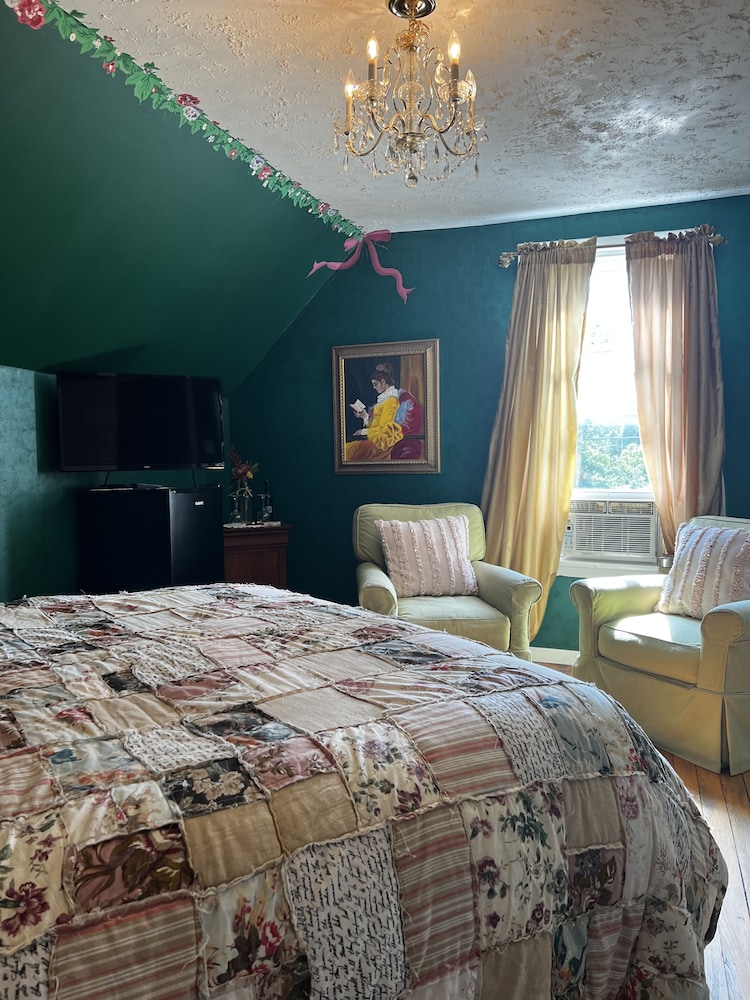 Serenity Room (1 Queen Bed)