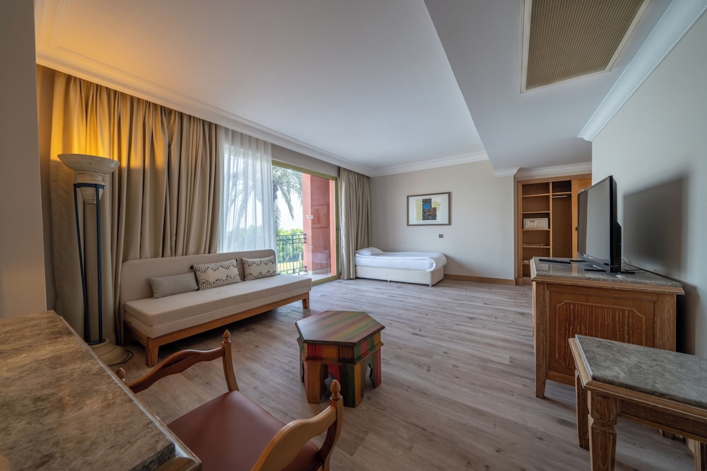 Main Building Deluxe Suite Land View
