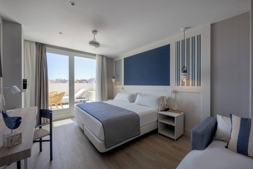Superior Triple Room, Terrace, Garden View - Photo 1