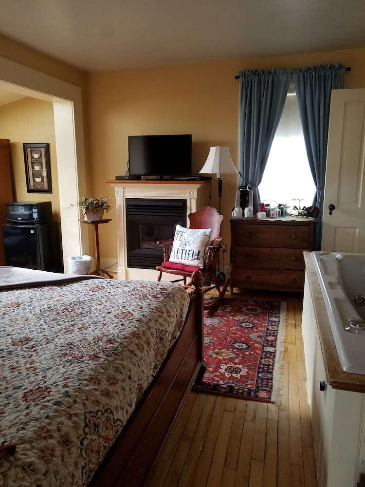Room, Private Bathroom (1. The West Room)