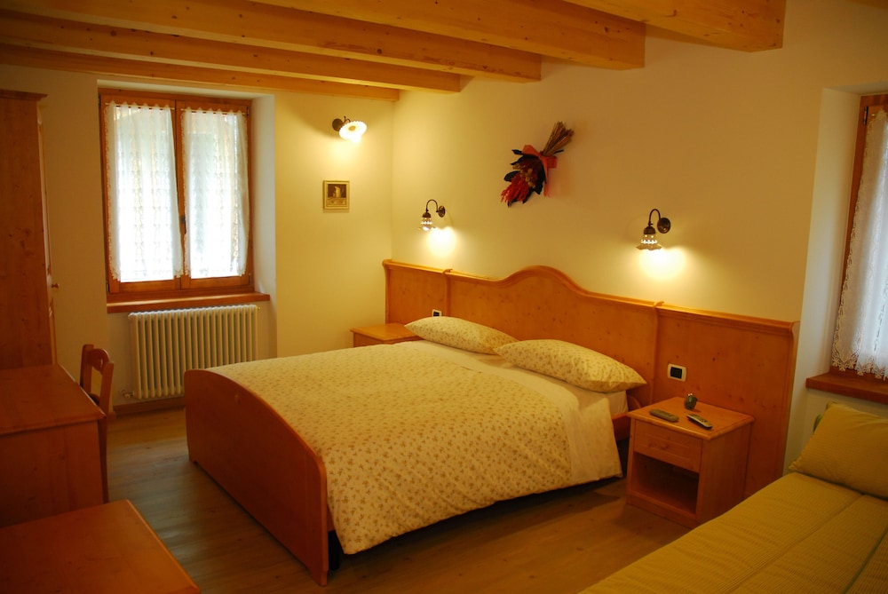 Traditional Quadruple Room, Multiple Beds, Mountain View photo 1