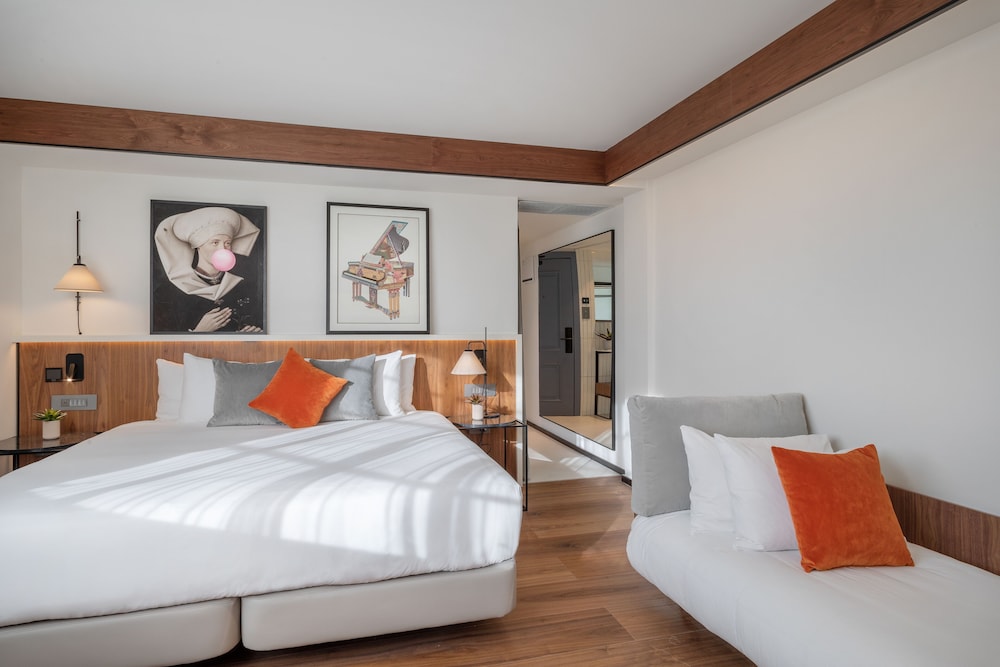 The Level, Family Room with Executive Lounge Access (2+1)