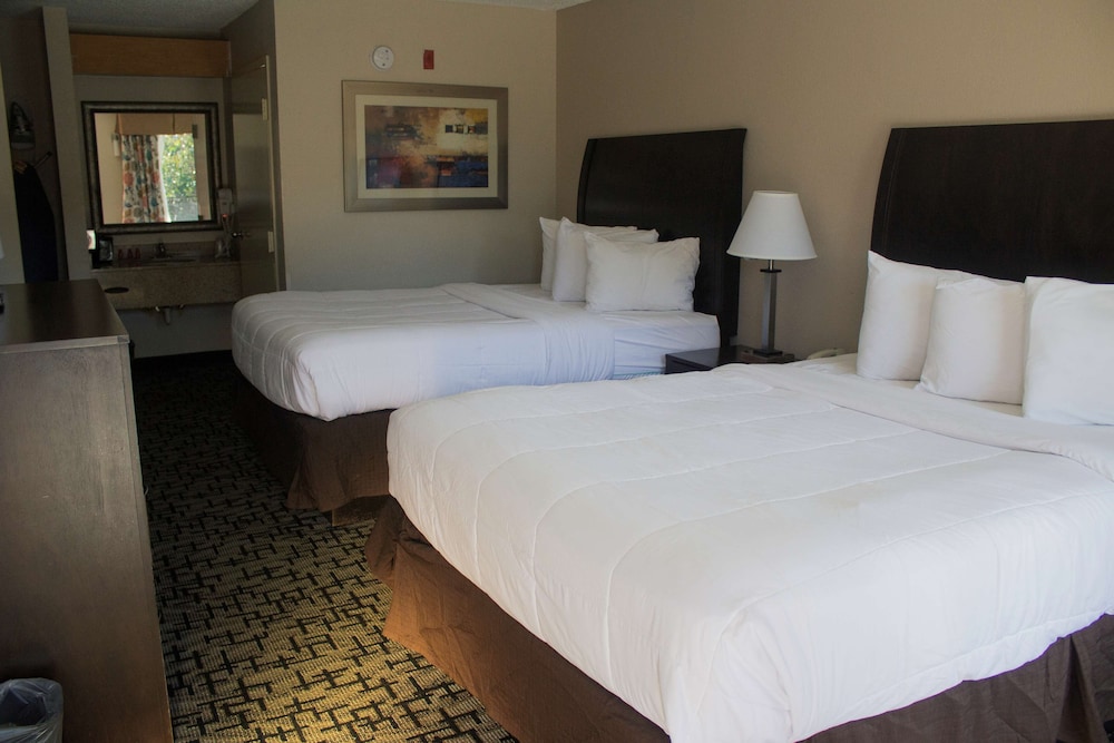Standard Room, 2 Queen Beds, Non Smoking, Refrigerator & Microwave - Photo 1