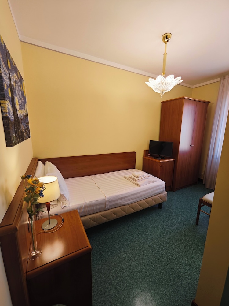 Single Room photo 2