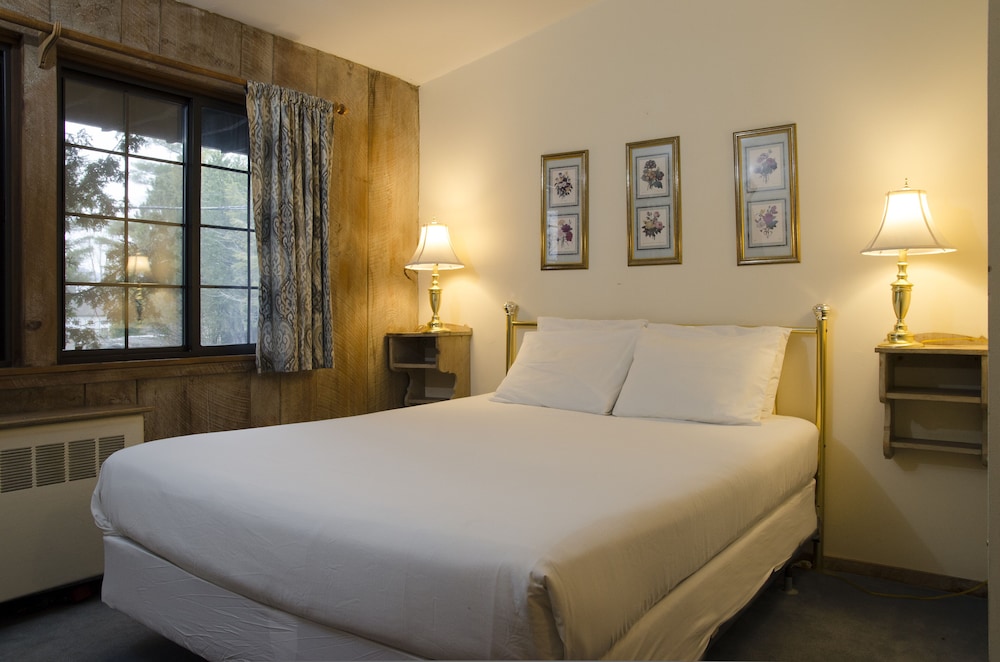 Standard Room - Queen Bed