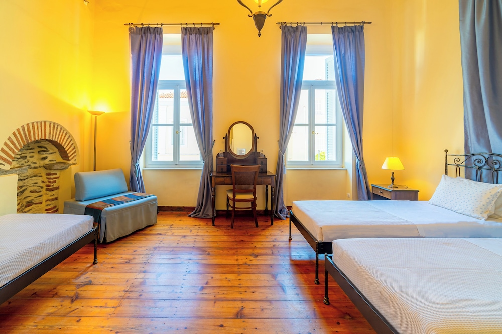 Classic Triple Room, City View photo 1